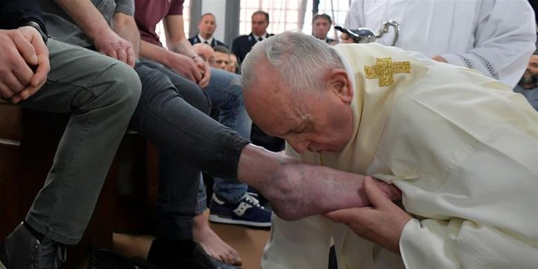 Paus Fransiskus ketika membasuh dan mencium salah satu kaki narapidana di Penjara Velletri, Roma, dalam perayaan Kamis Putih (18/4/2019).