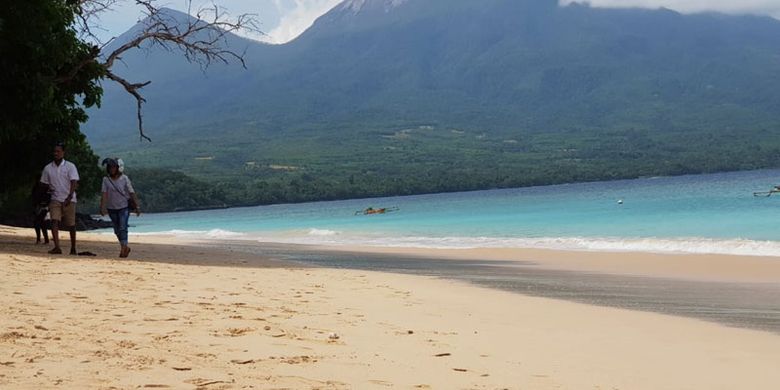 Hamparan pasir putih di Pantai Oa, Kecamatan Wulanggitang, Kabupaten Flores Timur, Nusa Tenggara Timur (NTT) yang memanjakan mata pengunjung. Dari kota Larantuka, jaraknya sekitar 50 kilometer. 
