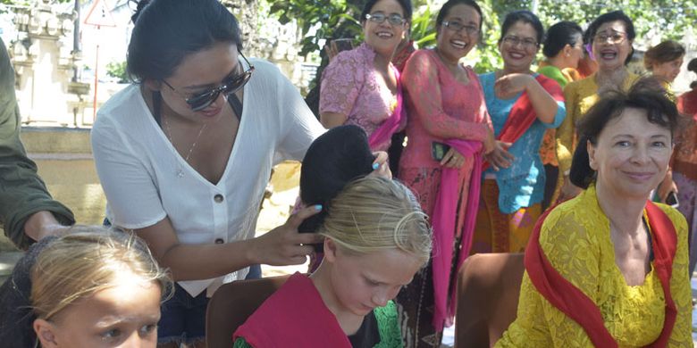 Wisatawan mancanegara mengenakan busana kebaya dan sanggul saat peringatan Hari Kartini di sebuah hotel kawasan Legian, Badung, Bali, Minggu (21/4/2019). Kegiatan tersebut digelar untuk mengenalkan sejarah dan budaya Indonesia khususnya perjuangan RA Kartini dan busana kebaya kepada wisatawan mancanegara sekaligus memberikan hiburan bagi tamu hotel.