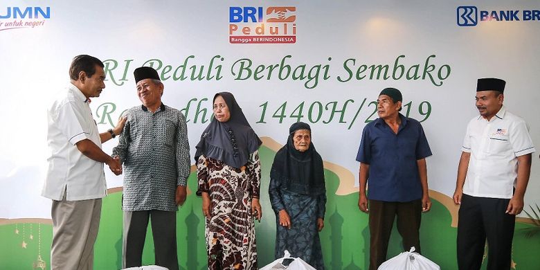 Direktur Utama Bank BRI Suprajarto dan Komisaris Utama Bank BRI Andrinof Chaniago memberikan bantuan secara langsung