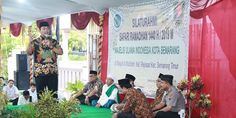 Wali Kota Semarang Hendrar Prihadi memberikan sambutan pada acara Safari Ramadhan bersama MUI di Masjid Al-Mufidah Kelurahan Rejosari, Kecamatan Semarang Timur, Selasa (28/5/2019)