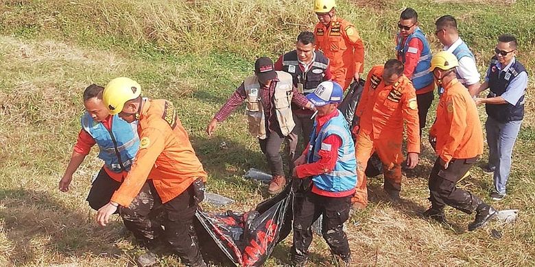 Tim Basarnas Semarang mengevakuasi korban kecelakaan di Tol KM 314 Pemalang Jawa Tengah