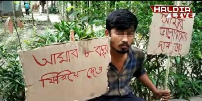 Pria bernama Ananta Burman membentangkan spanduk ketika melakukan aksi mogok makan demi mendapatkan kembali cinta dari si mantan pacar di West Bengal, India.