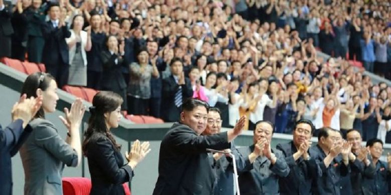 Pemimpin Korea Utara (Korut) Kim Jong Un melambai kepada para penampil Pentas Seni Massal (Mass Games) di Pyongyang Senin (3/6/2019).