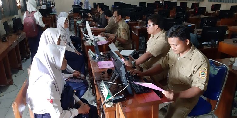 Petugas melakukan verifikasi data calon murid SMA Negeri 1 Kesesi Pekalongan, Jawa Tengah, pada hari pertama PPDB Online, Senin (24/6/2019). 