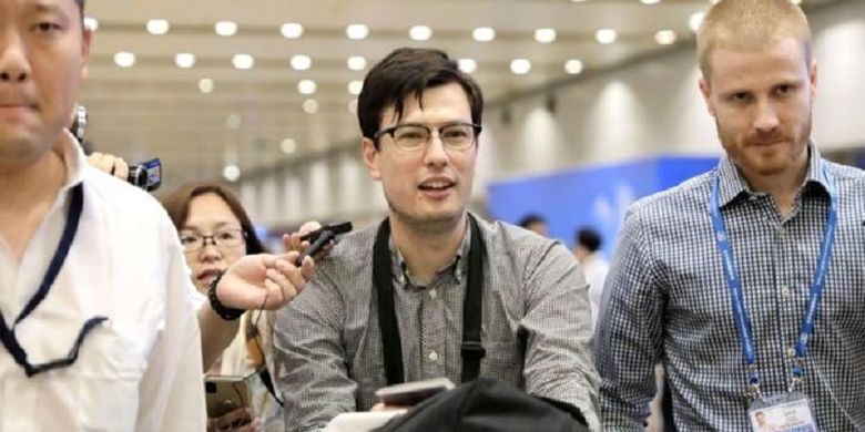 Alek Sigley, mahasiswa Australia yang sempat ditahan Korea Utara (Korut) terlihat di Beijing, China, ketika dibebaskan.