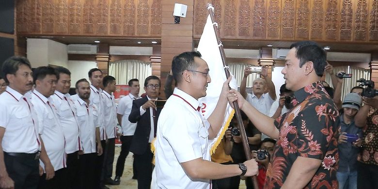 Wali Kota Semarang Hendrar Prihadi menyerahkan bendera KONI kepada Ketua KONI Semarang yang baru Arnaz Agung Andrar Asmara saat pelantikan Ketua dan Pengurus KONI Kota Semarang di Balai Kota Semarang, Jumat (5/7/2019).