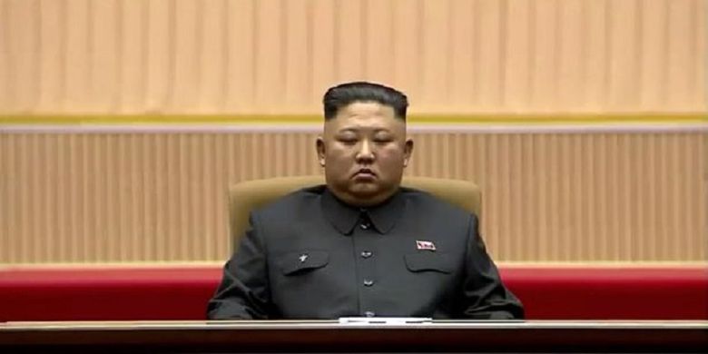 Pemimpin Korea Utara (Korut) Kim Jong Un diduga tertidur ketika menghadiri 25 tahun peringatan kakek sekaligus pendiri Korut, Kim Il Sung.