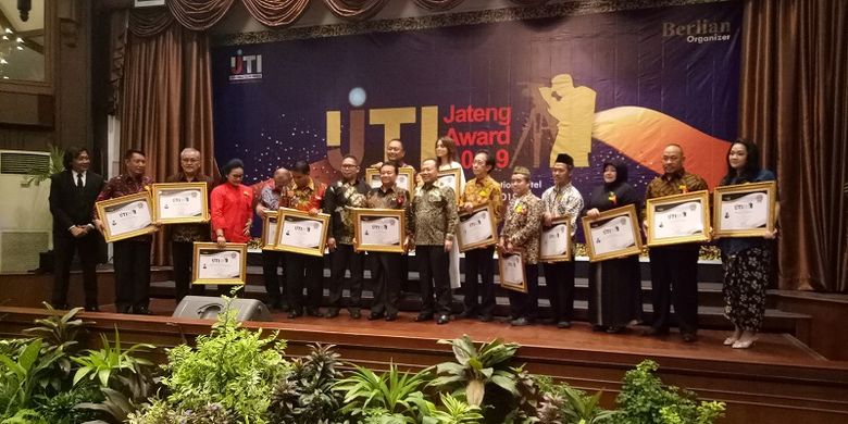 Ikatan jurnalis Televisi Indonesia (IJTI) Pengurus Daerah jawa Tengah memberikan penghargaan kepada 15 tokoh yang dianggap berprestasi di bidangnya, di Aula Poncowati, Patra Convention Hotel, Kota Semarang, Jumat (6/9/2019).