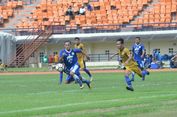 Aksi 2 Kiper Tahan Penalti Warnai Laga Persib Vs Arema