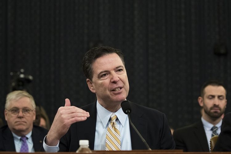 Direktur FBI James Comey saat memberikan keterangan di hadapan Kongres, Senin (20/3/2017).