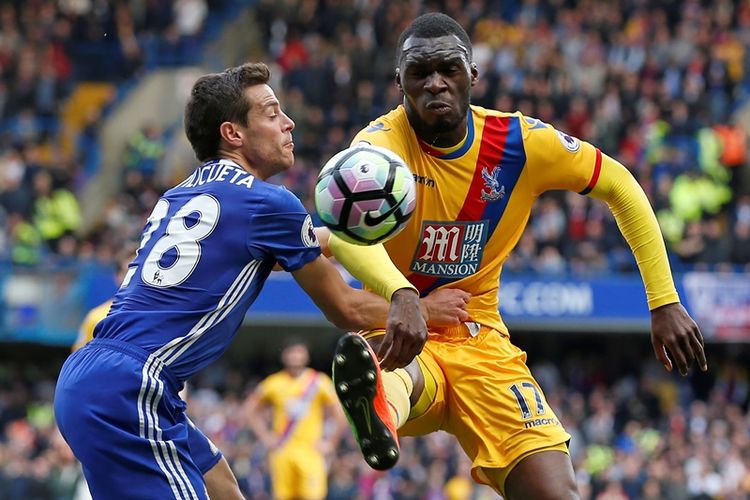 Bek Chelsea asal Spanyol, Cesar Azpilicueta (kiri), berduel dengan striker Crystal Palace asal Belgia Christian Benteke, dalam pertandingan Premier League di Stamford Bridge, London, Sabtu (1/4/2017).