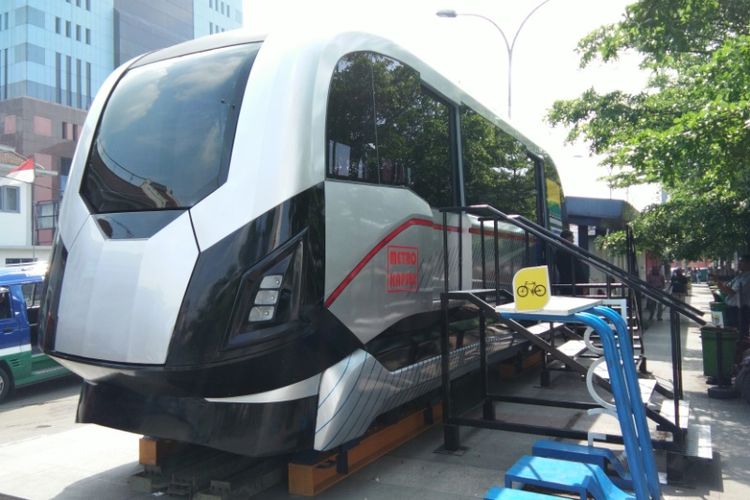 Purwarupa moda transportasi masa depan Kota Bandung, LRT Metro Kapsul Bandung telah terpasang di Alun-alun Bandung, Jalan Asia Afrika, Rabu (5/4/2017)