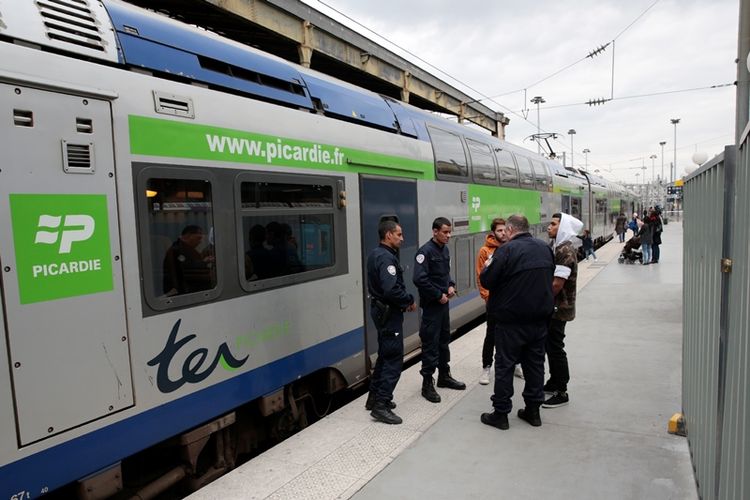 Sejumlah personel kepolisian Perancis berjaga di stasiun kereta api Gare du Nord, Paris.