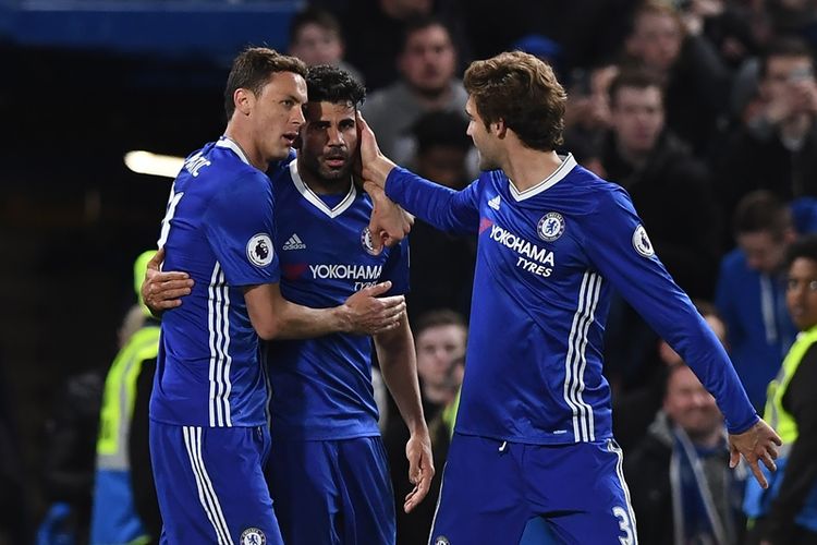Striker Chelsea, Diego Costa (tengah), melakukan selebrasi bersama gelandang Nemanja Matic (kiri) dan bek Marcos Alonso, setelah mencetak gol keempat timnya ke gawang Southampton dalam pertandingan Premier League di Stamford Bridge, London, Selasa (25/4/2017).
