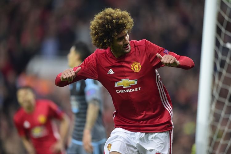 Gelandang Manchester United asal Belgia, Marouane Fellaini, melakukan selebrasi setelah mencetak gol ke gawang Celta Vigo pada pertandingan kedua semifinal Liga Europa di Stadion Old Trafford, Manchester, Kamis (11/5/2017).