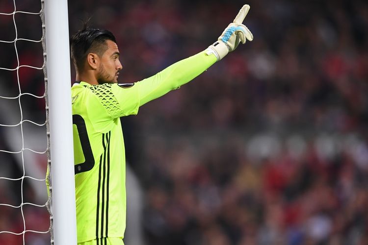 Ekspresi kiper Manchester United, Sergio Romero, saat tampil pada pertandingan kedua semifinal Liga Europa melawan Celta Vigo di Stadion Old Trafford, pada 11 Mei 2017. 