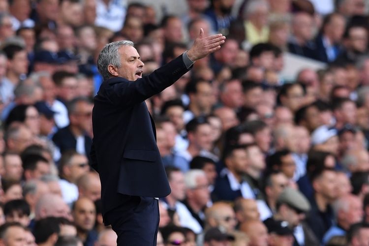 Aksi manajer Manchester United, Jose Mourinho, dalam pertandingan Premier League melawan  Tottenham Hotspur di White Hart Lane pada 14 Mei 2017. 