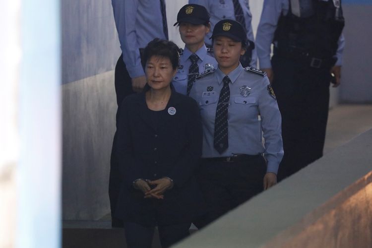 Mantan presiden Kores Selatan Park Geun-hye, dengan tangan diborgol, dikawal menuju ruang sidang di pengadilan distrik kota Seoul, Selasa (23/5/2017).