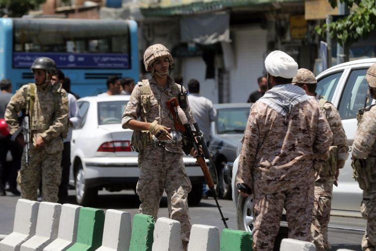 Pasukan Garda Revolusi mengamankan lokasi di sekitar gedung parlemen di Teheran yang diserang sekelompok orang bersenjata.