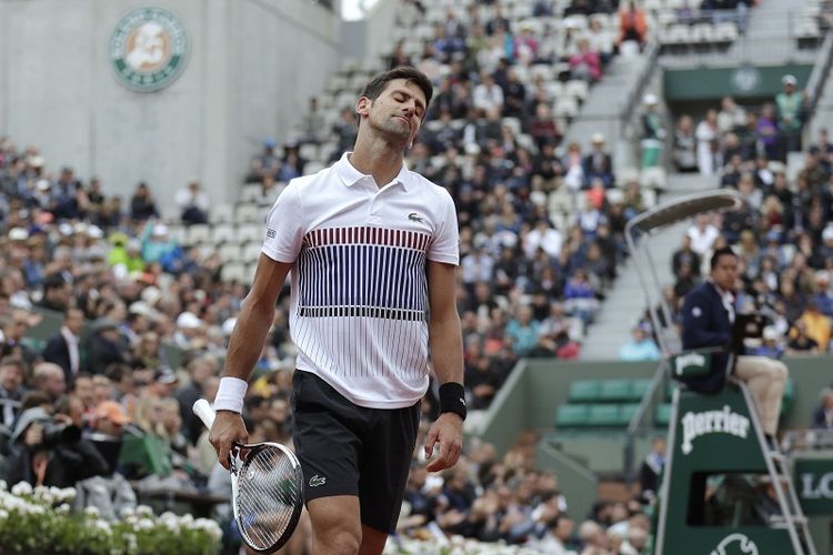 Petenis tunggal putra Serbia, Novak Djokovic, tampil pada laga perempat final Perancis Terbuka 2017 di Paris, Perancis, 7 Juni 2017.