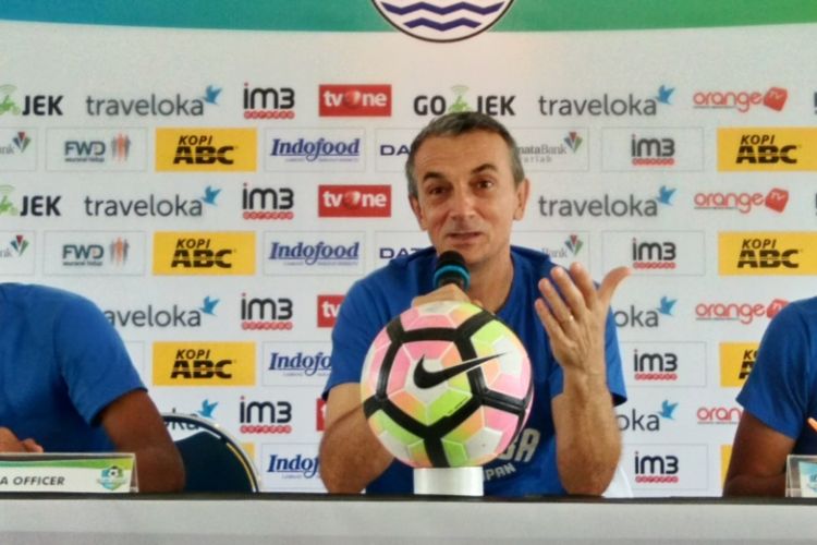 Pelatih Persiba Balikpapan Milomir Seslija saat menjalani sesi jumpa pers jelang laga melawan Persib Bandung di Graha Persib, Jalan Sulanja, Sabtu (10/6/2017)