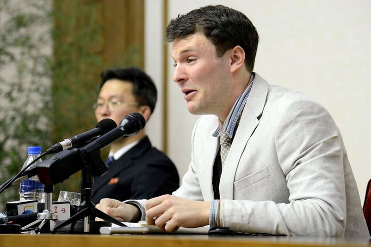 Dalam foto yang dirilis KCNA ini memperlihatkan mahasiswa AS Otto Warmbier (22) saat memberikan pernyataan pers di Pyongyang tahun lalu.