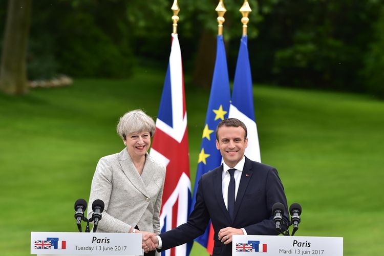 PM Inggris Theresa May dan Presiden Perancis Emmanuel Macron dalam jumpa pers di Istana Elyssee, Paris, Selasa (13/6/2017).