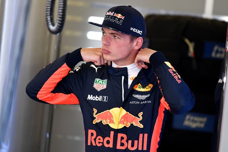 Pebalap Red Bull Racing asal Belanda, Max Verstappen, berada di garasi paddock menjelang sesi latihan bebas pertama GP Azerbaijan di Sirkuit Baku City, Jumat (23/6/2017).