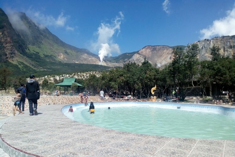 Kolam terapi air panas dibangun di kawasan Kawah Papandayan, Garut, Jawa Barat, Kamis (29/6/2017). Pengunjung bisa menikmati terapi mandi air panas sambil melihat Kawah Papandayan.