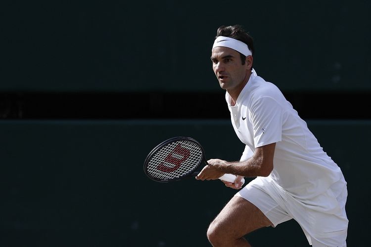 Petenis asal Swiss, Roger Federer, tampil pada laga semifinal Wimbledon 2017 melawan Tomas Berdych (Republik Ceko) di London, Jumat (14/7/2017).