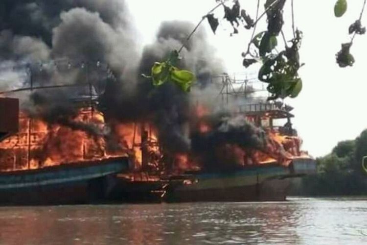 Kapal-kapal terbakar di Pelabuhan Juwana, Pati, Jawa Tengah, Sabtu (15/7/2017)