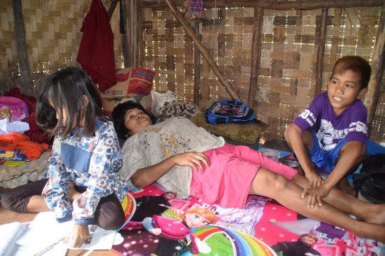 Riko seorang bocah yang berusia 8 tahun di Kota Baubau, Sulawesi Tenggara, sudah harus menjadi tulang punggung keluarganya sendiri. Riko bersama adiknya, wulan menjaga ibunya, Wa Eko yang menderita penyakit tumor dan keterbelakangan mental di rumahnya
