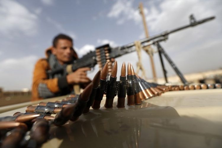 Seorang pemberontak Huthi dengan senapan mesinnya.