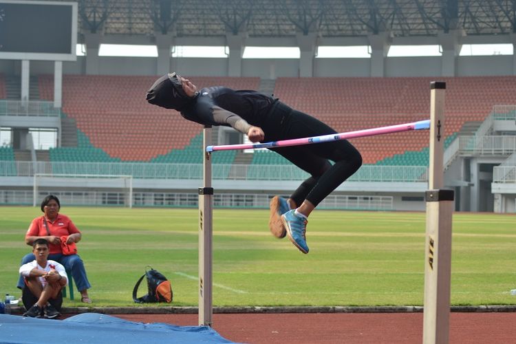 Salah satu atlet lompat tinggi sedang menjalani latihan di Stadion Pakansari, Cibinong, Kabupaten Bogor, Sabtu (22/7/2017).