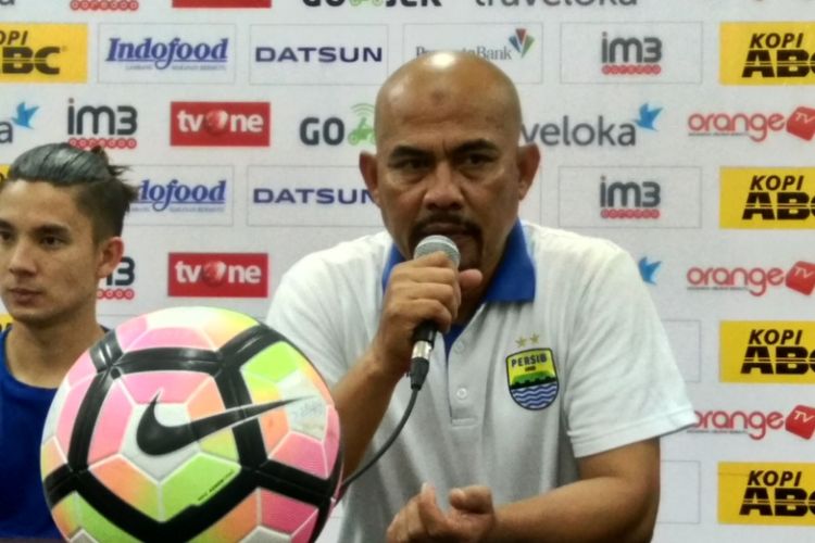 Caretaker Persib Bandung Herrie Jose Setiawan saat diwawancarai usai laga Persib vs Persija, Sabtu (22/7/27) malam