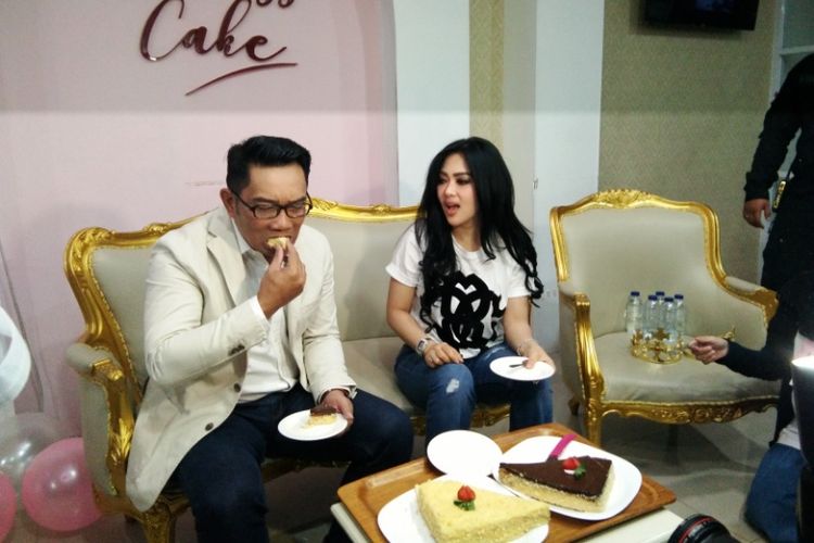 Wali Kota Bandung Ridwan Kamil saat menyicipi Princess Cake milik artis Syahrini, Rabu (26/7/2017)