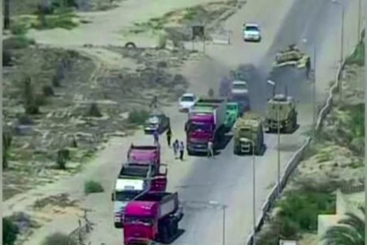 Sebuah tank AD Mesir menggilas sebuah mobil berisi teroris yang membawa bahan peledak di Semenanjung Sinai.