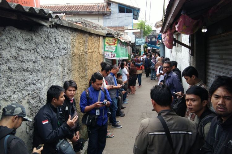 Ratusan bobotoh saat memadati kediaman Ricko Andrean (22) di kawasan Cicadas, Kota Bandung, Kamis (27/7/2017)