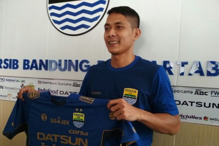 Pemain belakang Persib Bandung Purwaka Yudhi saat diperkenalkan kepada media di Graha Persib Jalan Sulanjana, Senin (31/7/2017).