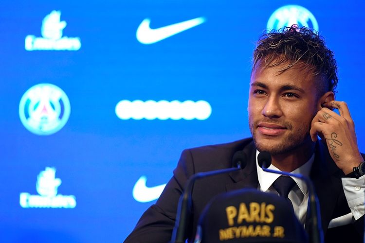 Bintang Brasil, Neymar, ketika mengadakan jumpa pers di Parc des Princes pada Jumat, 4 Agustus 2017 di Paris, setelah menyepakati kontrak berdurasi lima tahun dengan Paris Saint-Germain, yang menebus klausul pelepasan kontraknya senilai 222 juta euro (sekitar Rp 3,4 triliun) dari Barcelona. Harga ini membuat Neymar memecahkan rekor pemain termahal di dunia.