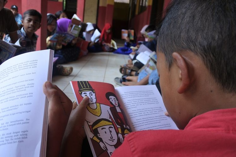Anak-anak Komunitas Ngejah mengikuti gerakan Kampung Membaca di Desa Saribakti, Kecamatan Peundeuy, Kabupaten Garut.