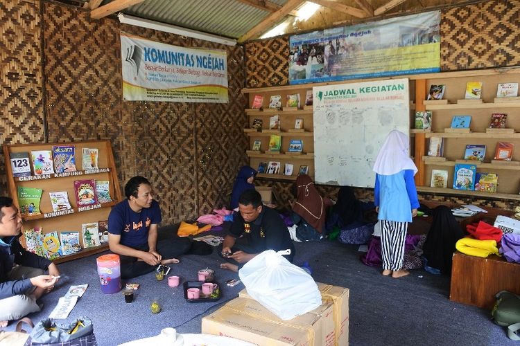 Suasana aktivitas gerakan Kampung Membaca Komunitas Ngejah di Desa Saribakti, Kecamatan Peundeuy, Kabupaten Garut.
