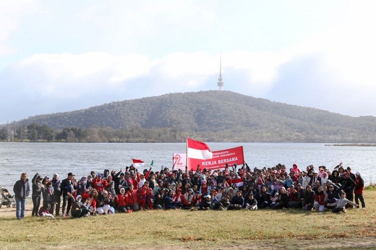 Ratusan warga negara Indonesia yang bermukim di Canberra, Australia, merayakan tradisi tahunan Agustusan dengan kembali mengibarkan bendera kebangsaan Indonesia, Bendera Merah Putih di Danau Burley Griffin, ikon utama Canberra, ibu kota Australia, Sabtu (5/8/2017).