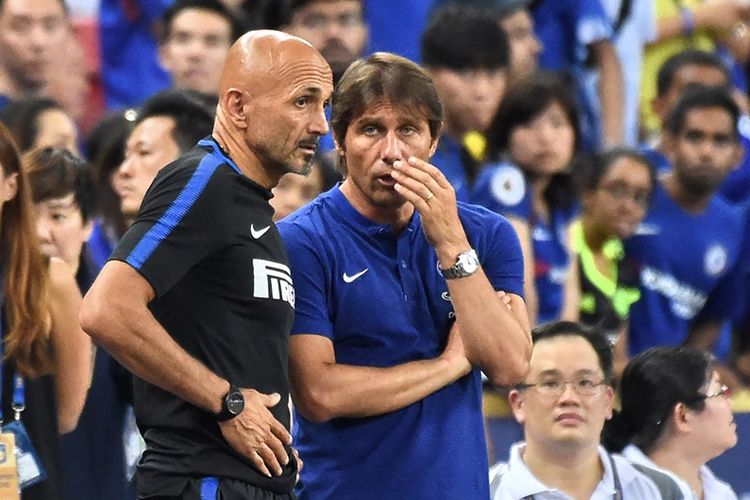 Manajer Chelsea, Antonio Conte (kanan), berbicara dengan pelatih Inter Milan, Luciano Spalletti, sebelum pertandingan pramusim International Champions Cup di Singapura, 29 Juli 2017.
