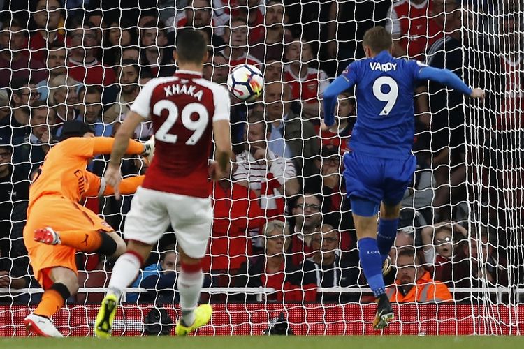 Striker Leicester City, Jamie Vardy (kanan), mencetak gol kedua timnya ke gawang Arsenal yang dikawal Petr Cech, dalam laga pembuka Premier League di Emirates Stadium, London, Jumat (1/8/2017). Arsenal menang 4-3.