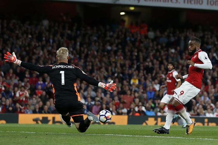 Striker Arsenal, Alexandre Lacazette (kanan), melepaskan tembakan yang bisa diselamatkan kiper Leicester City, Kasper Schmeichel, dalam pertandingan Premier League di Emirates Stadium, London, Jumat (11/8/2017). Lacazette cetak gol dalam debutnya ini dan Arsenal menang 4-3.