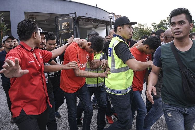 Tiga pemuda diamankan polisi karena melempari mantan PM Malaysia, Mahathir Mohamad, dengan sandal, Minggu (13/8/2017).