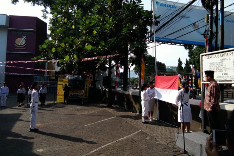 Para siswa sekolah saat melaksanakan pengibaran bendera dalam rangkaian upacar HUT ke-72 RI di Gereja Baptis Pertama Bandung, Kamis (17/8/2017)