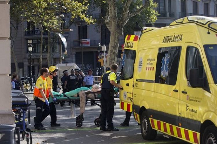 Sebuah van menabrak kerumuman massa di Barcelona, Spanyol, sehingga 13 orang tewas dan puluhan lainnya terluka, Kamis (17/8/2017). Polisi mengatakan insiden itu sebagai jelas-jelas serangan teroris.